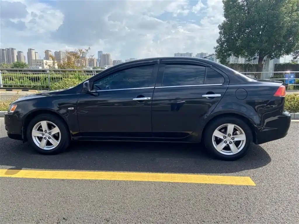 MITSUBISHI LANCER EX 2011