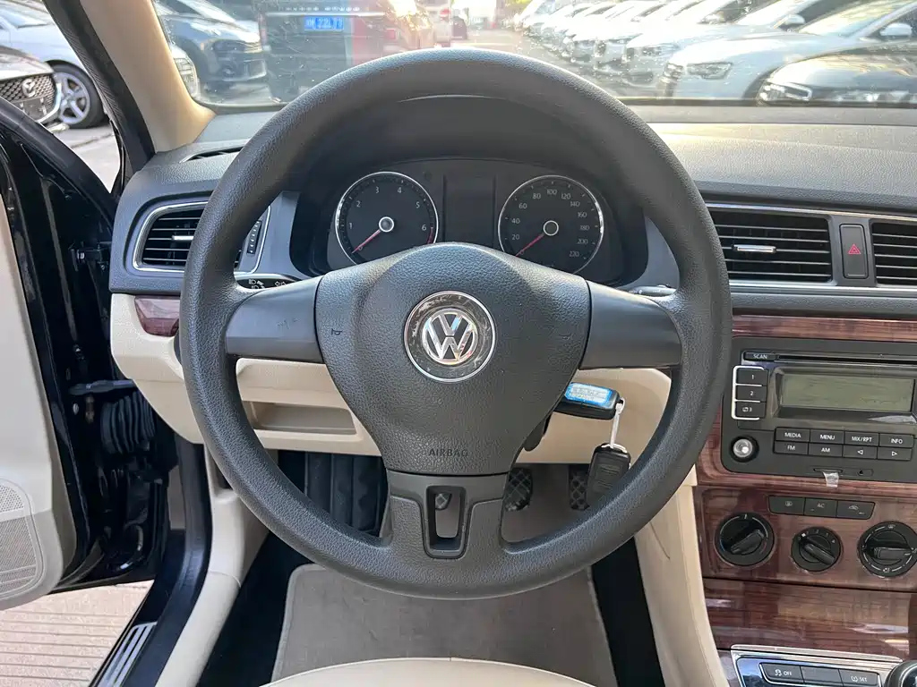 VOLKSWAGEN LAVIDA 2012