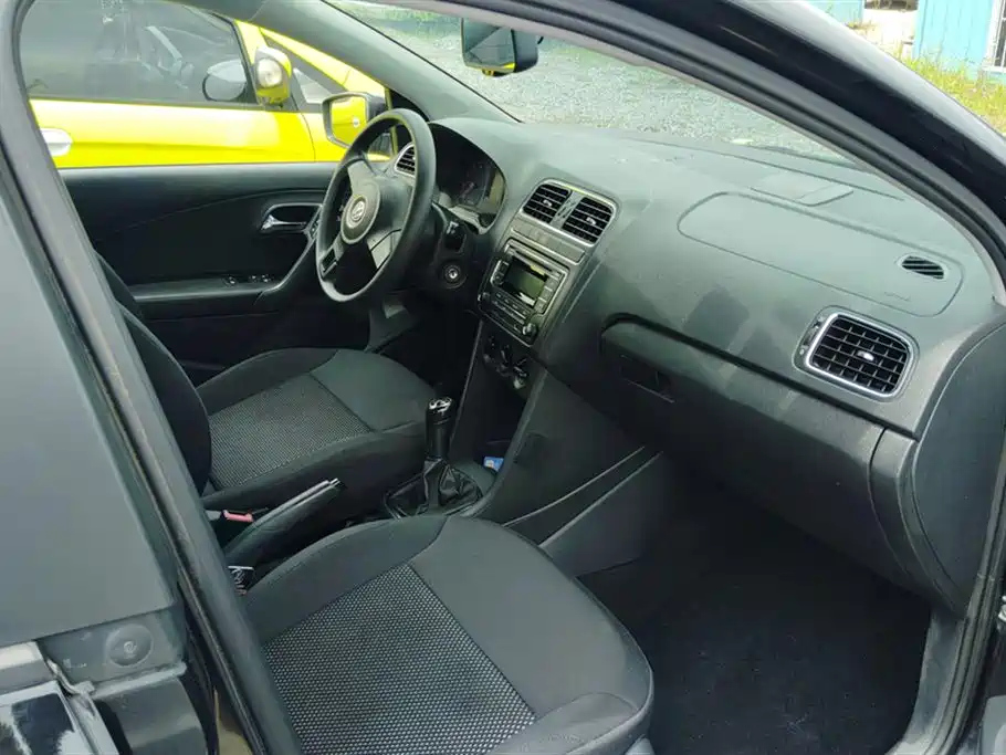 VOLKSWAGEN POLO 2013