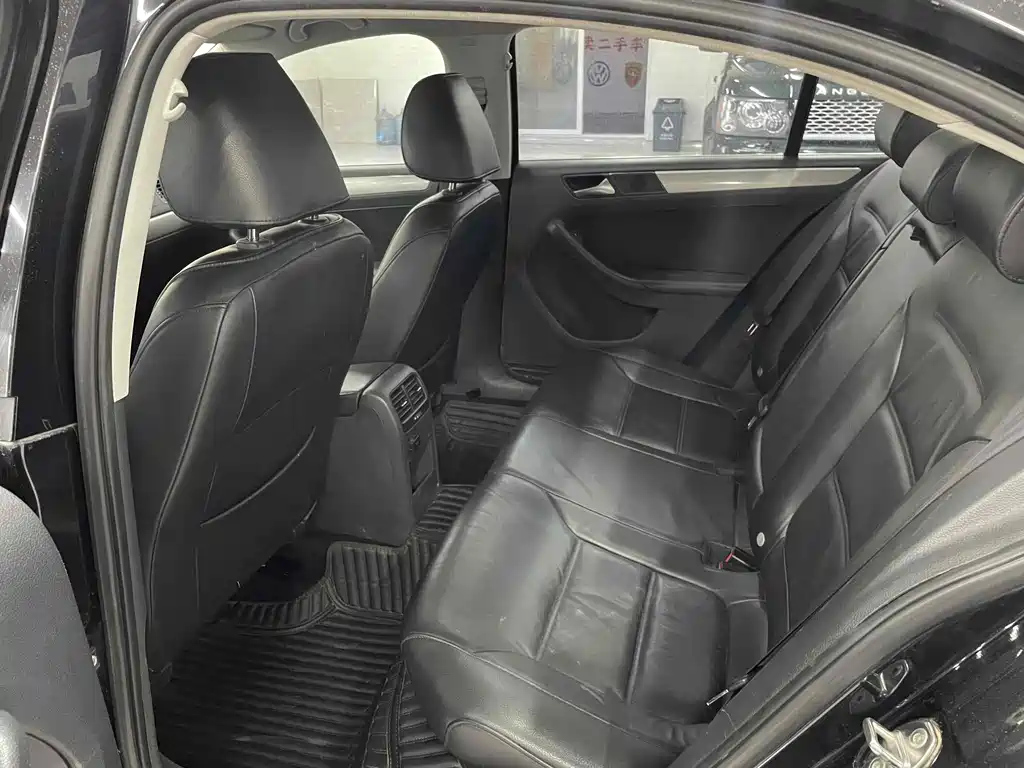 VOLKSWAGEN SAGITAR 2013