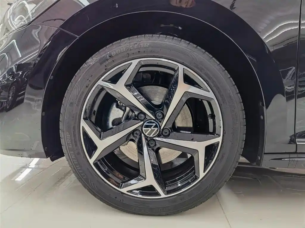 VOLKSWAGEN PASSAT 2023