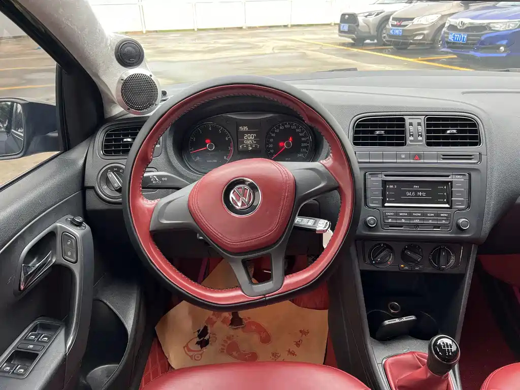 VOLKSWAGEN POLO 2015