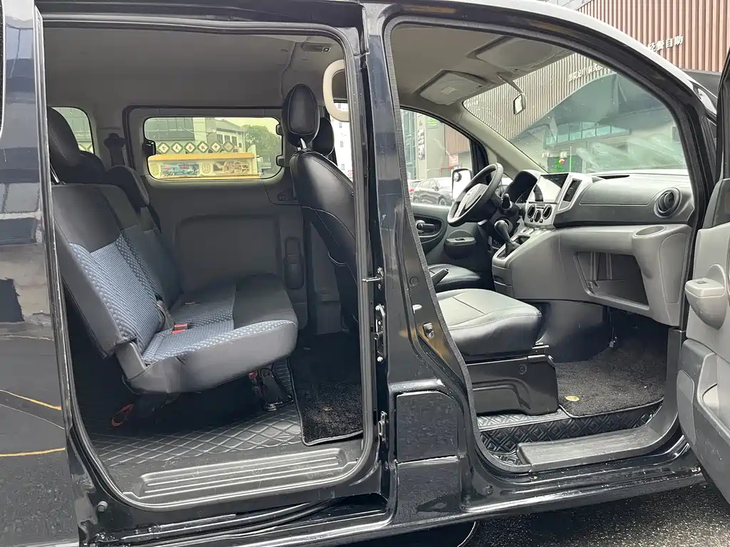 NISSAN NV200 2013