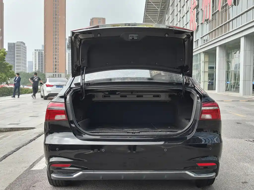 ROEWE I6 NEW ENERGY 2020