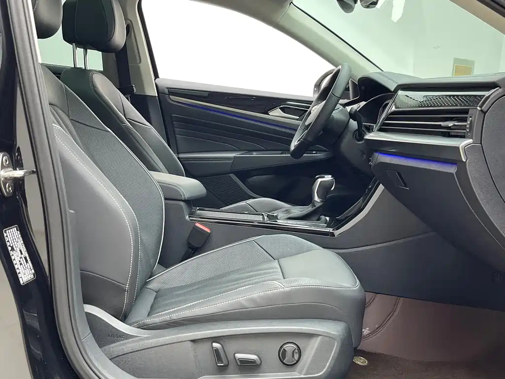 VOLKSWAGEN PASSAT 2023