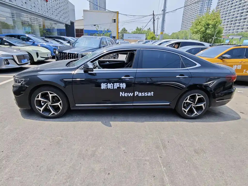VOLKSWAGEN PASSAT 2024