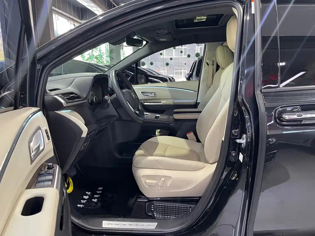 TOYOTA GRANVIA 2023