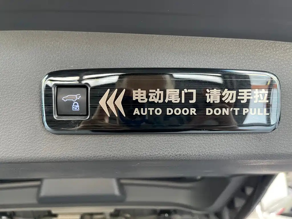 TOYOTA GRANVIA 2023
