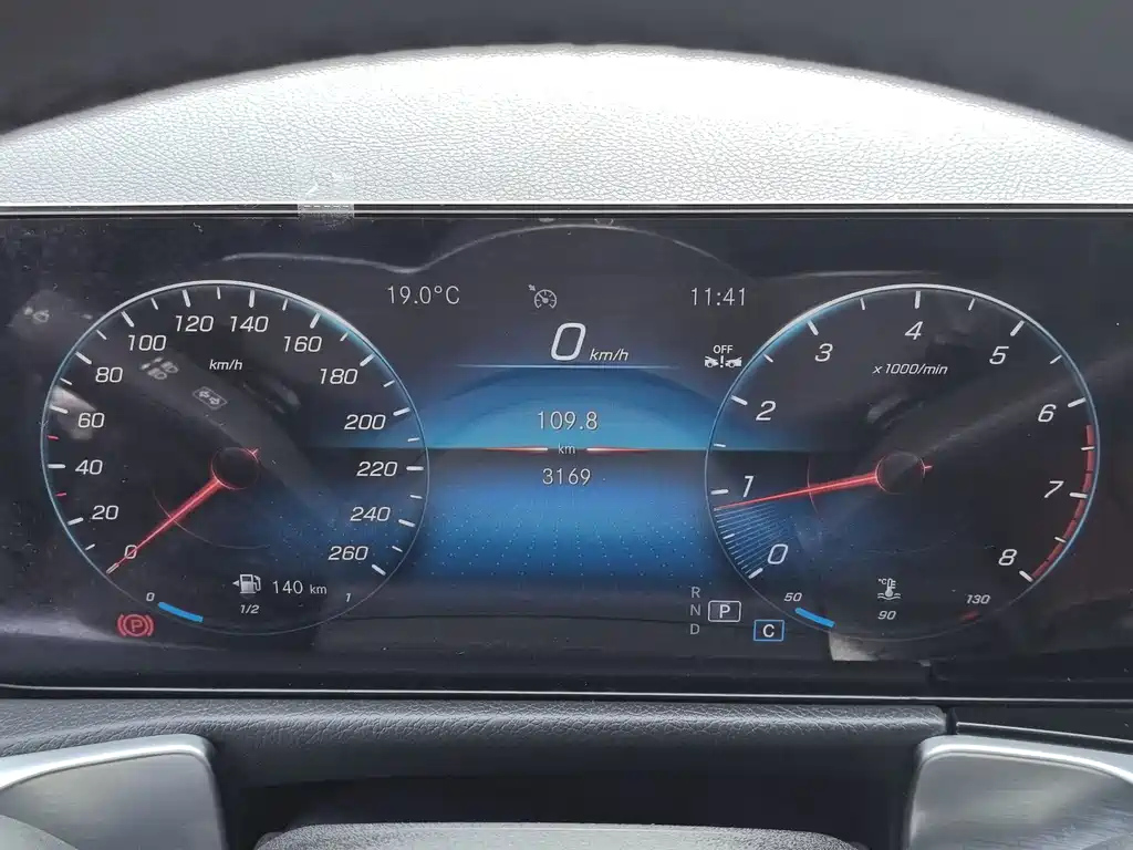 MERCEDES BENZ GLB 2024