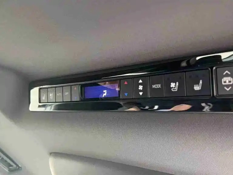 TOYOTA GRANVIA 2023