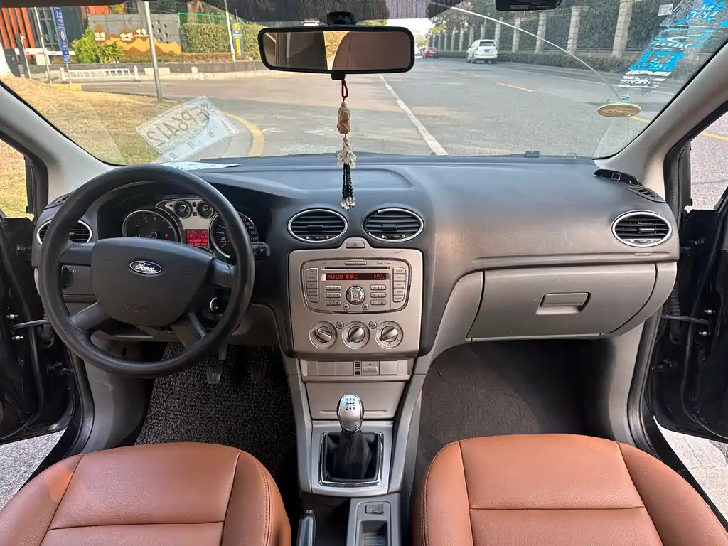 FORD FOCUS 2010