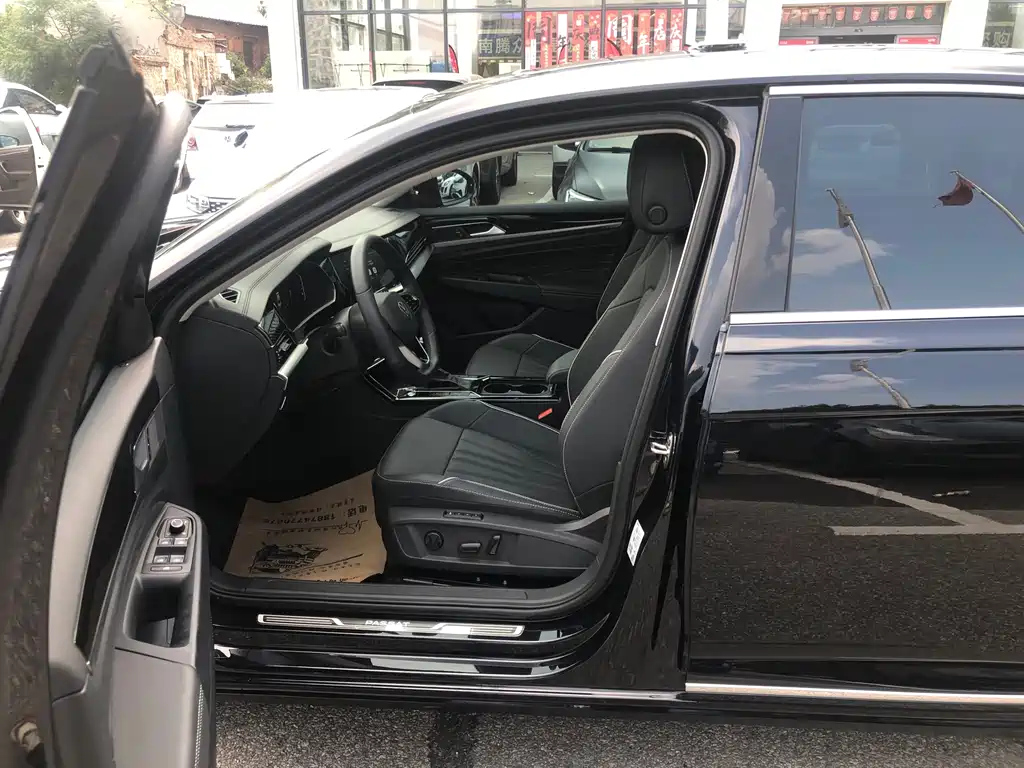 VOLKSWAGEN PASSAT 2024