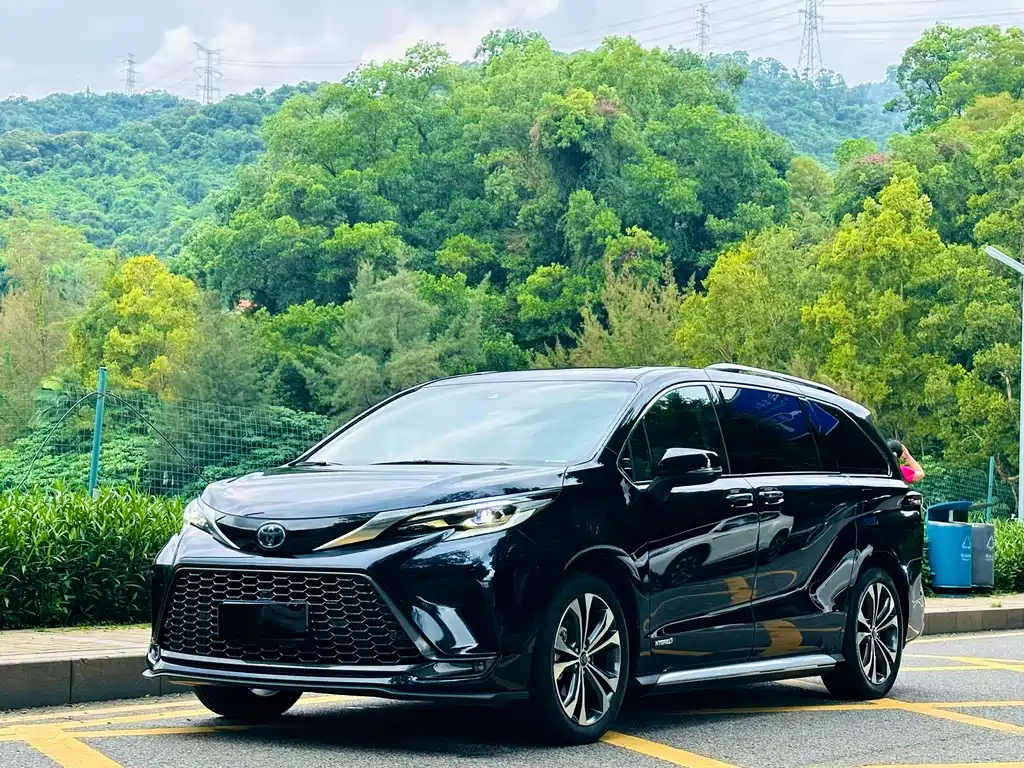 TOYOTA GRANVIA 2023