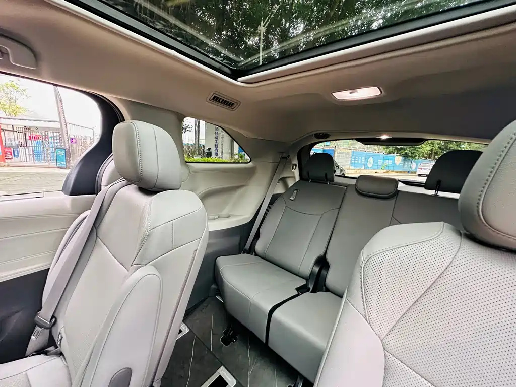 TOYOTA GRANVIA 2023