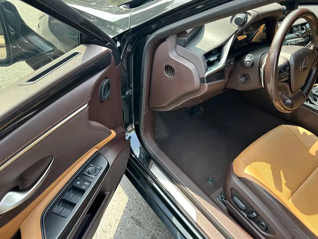 LEXUS ES 2020