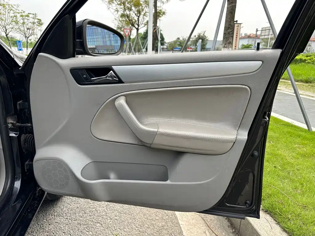 VOLKSWAGEN BORA 2010