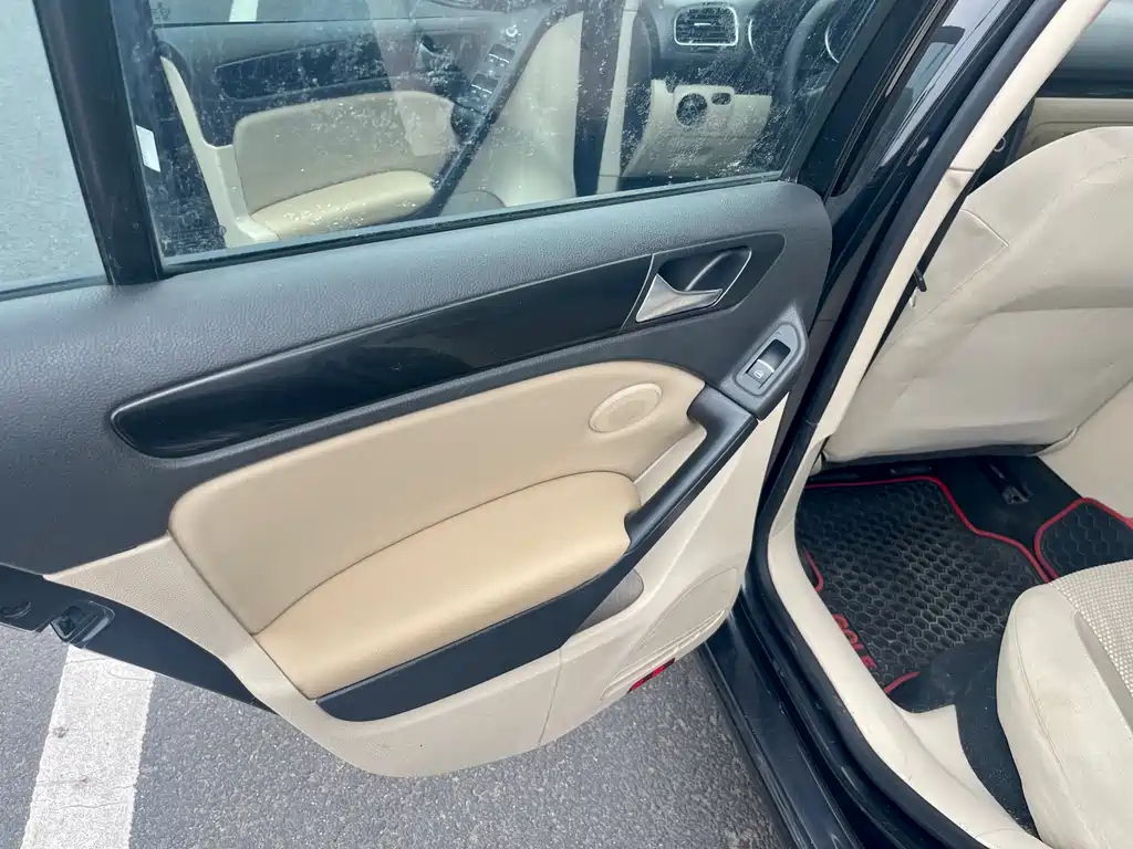 VOLKSWAGEN GOLF 2010