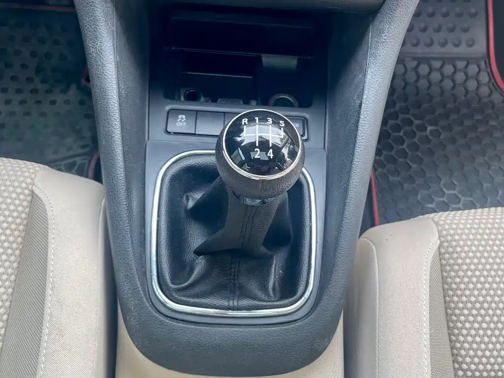 VOLKSWAGEN GOLF 2010