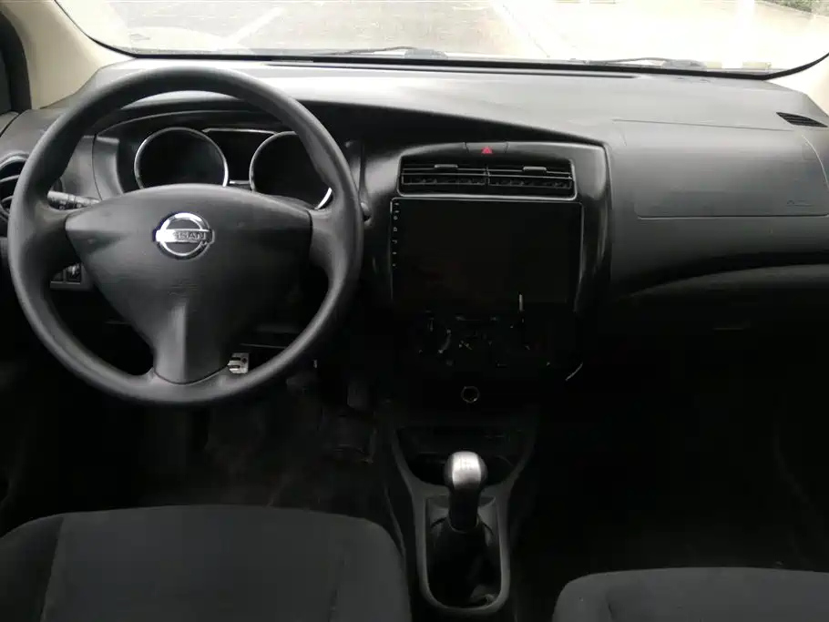 NISSAN LIVINA 2016