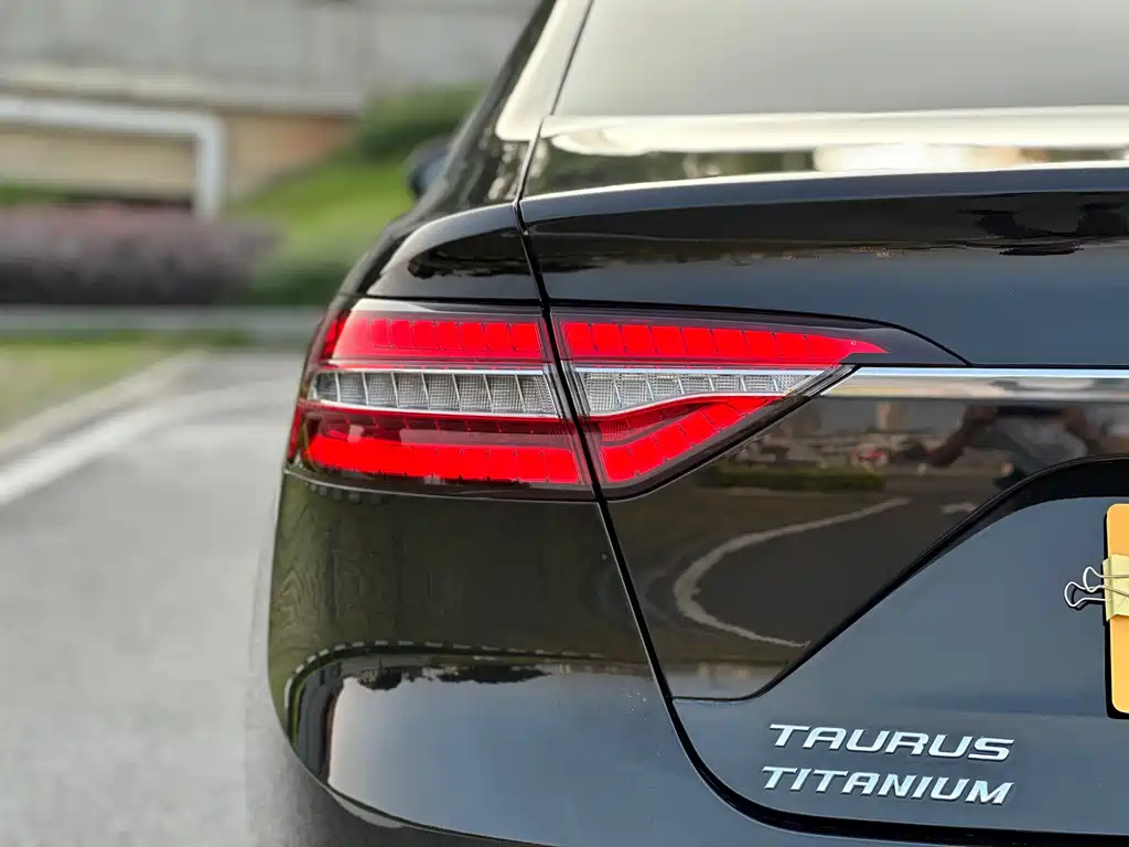 FORD TAURUS 2021