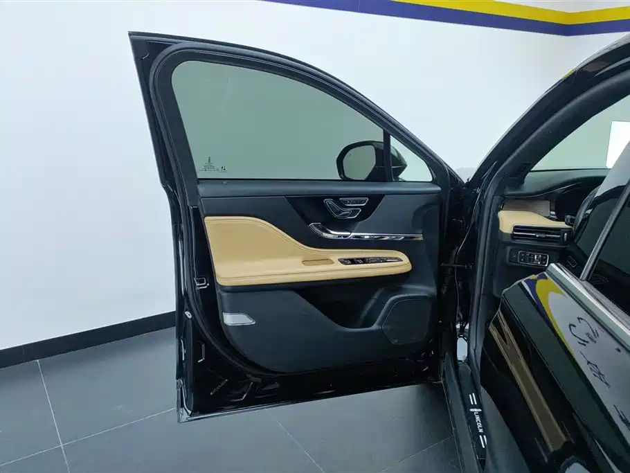 LINCOLN ADVENTURER 2021