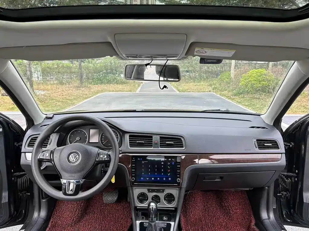 VOLKSWAGEN LAVIDA 2015