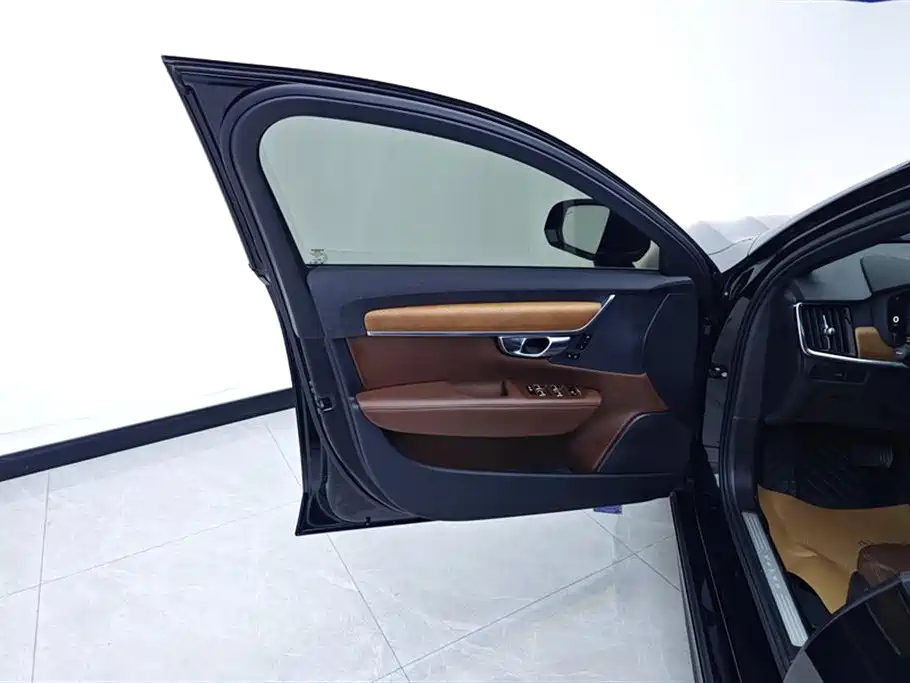 VOLVO S90 2023