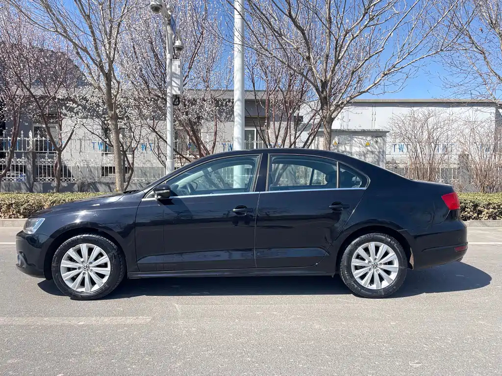 VOLKSWAGEN SAGITAR 2015