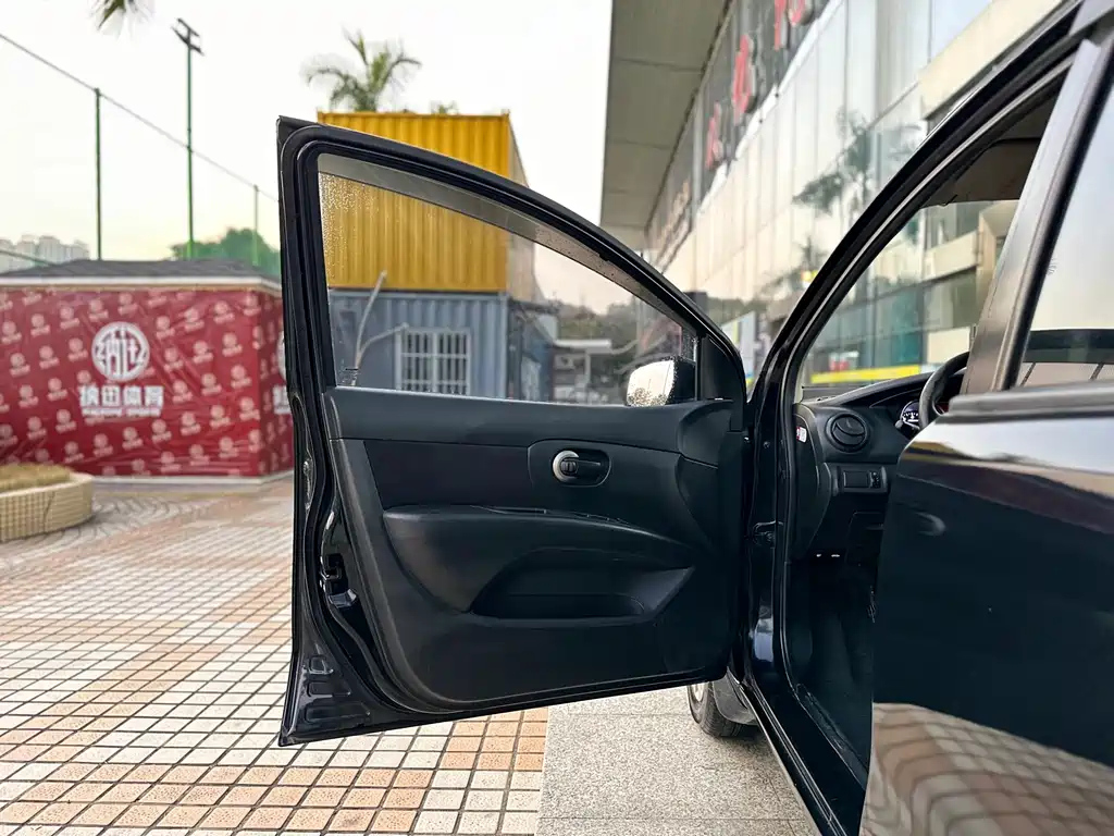 NISSAN LIVINA 2015