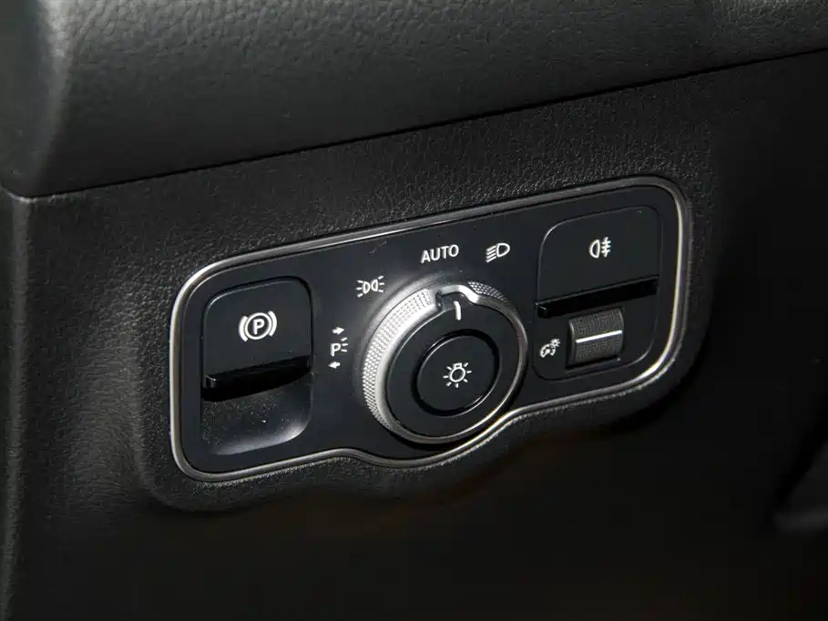 MERCEDES BENZ GLB 2023