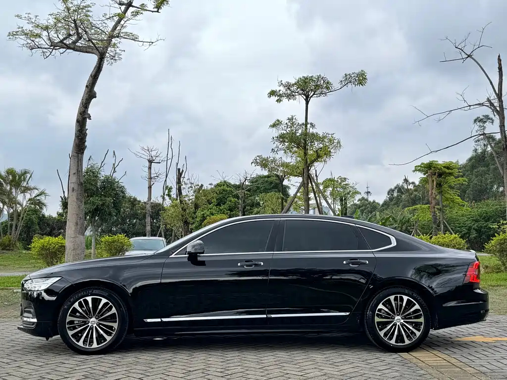 VOLVO S90 2023