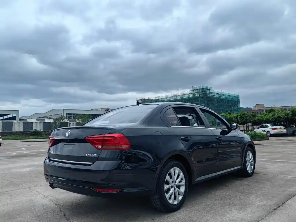 VOLKSWAGEN LAVIDA 2015