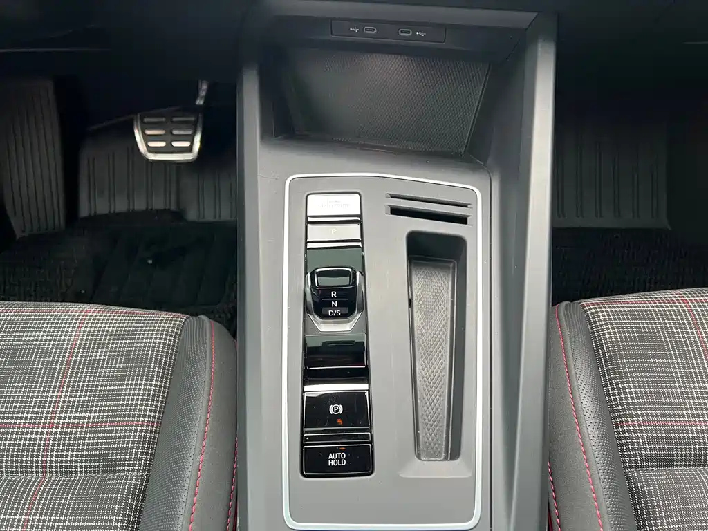 VOLKSWAGEN GOLF 2023