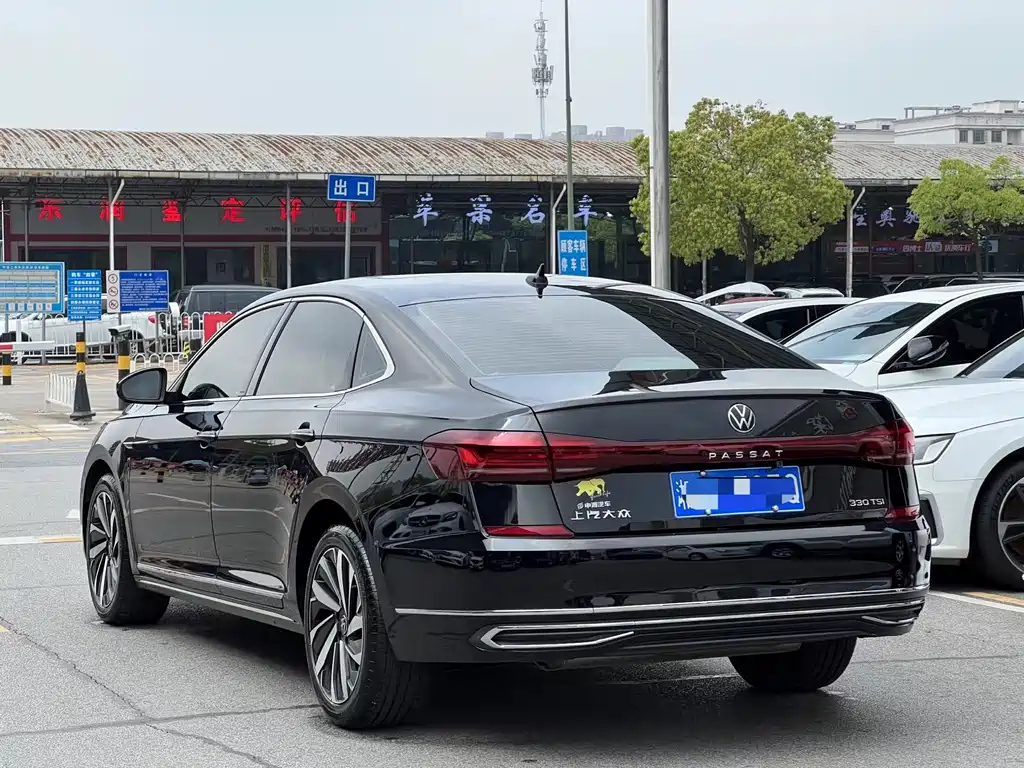 VOLKSWAGEN PASSAT 2023