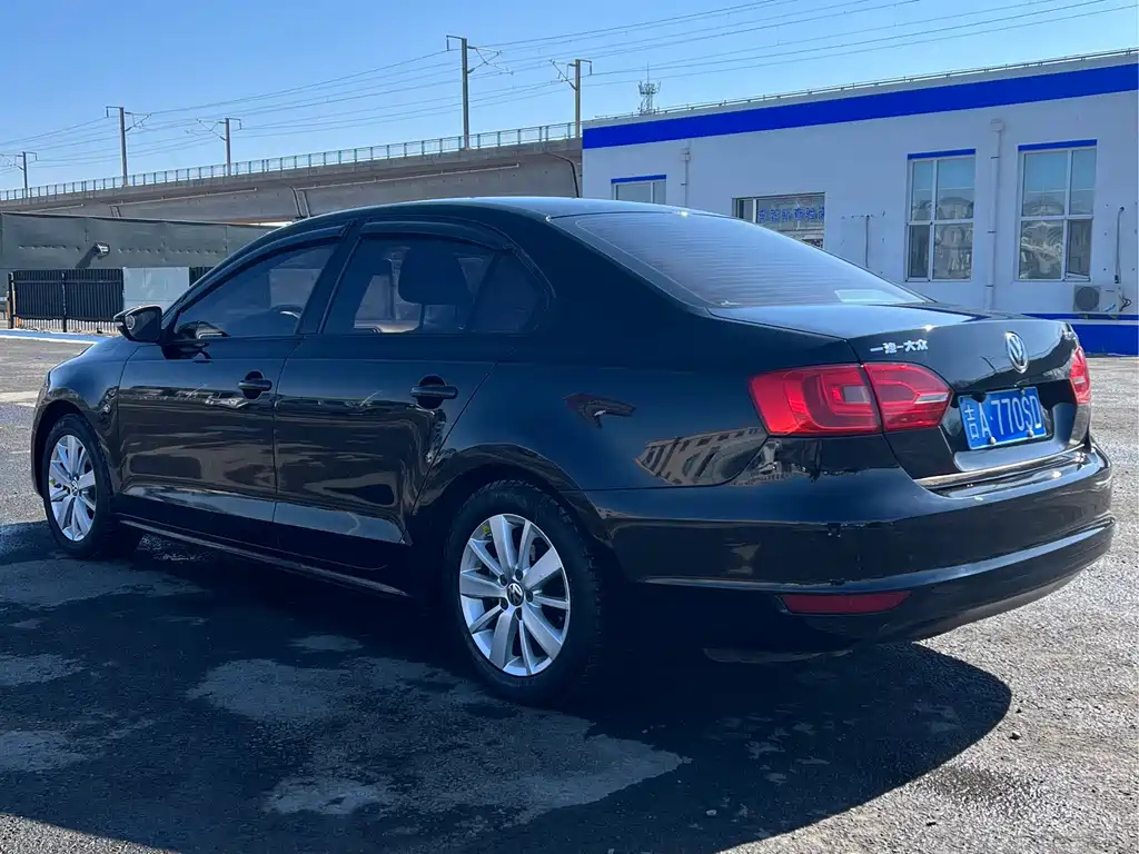 VOLKSWAGEN SAGITAR 2014