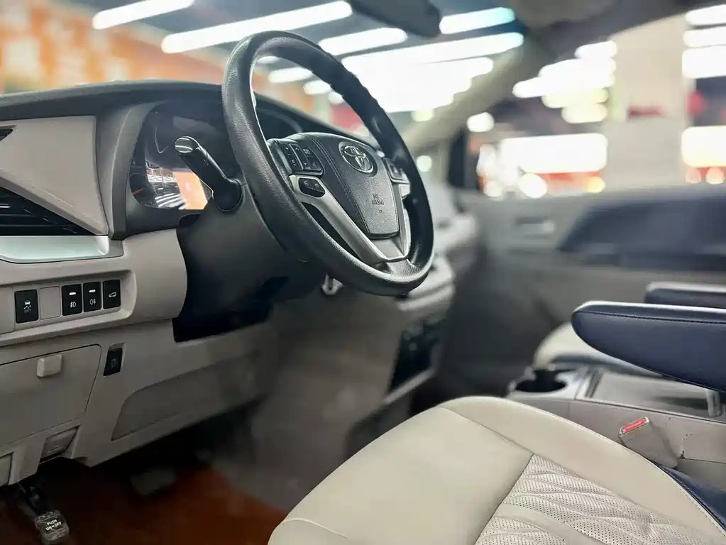 TOYOTA SIENNA 2017
