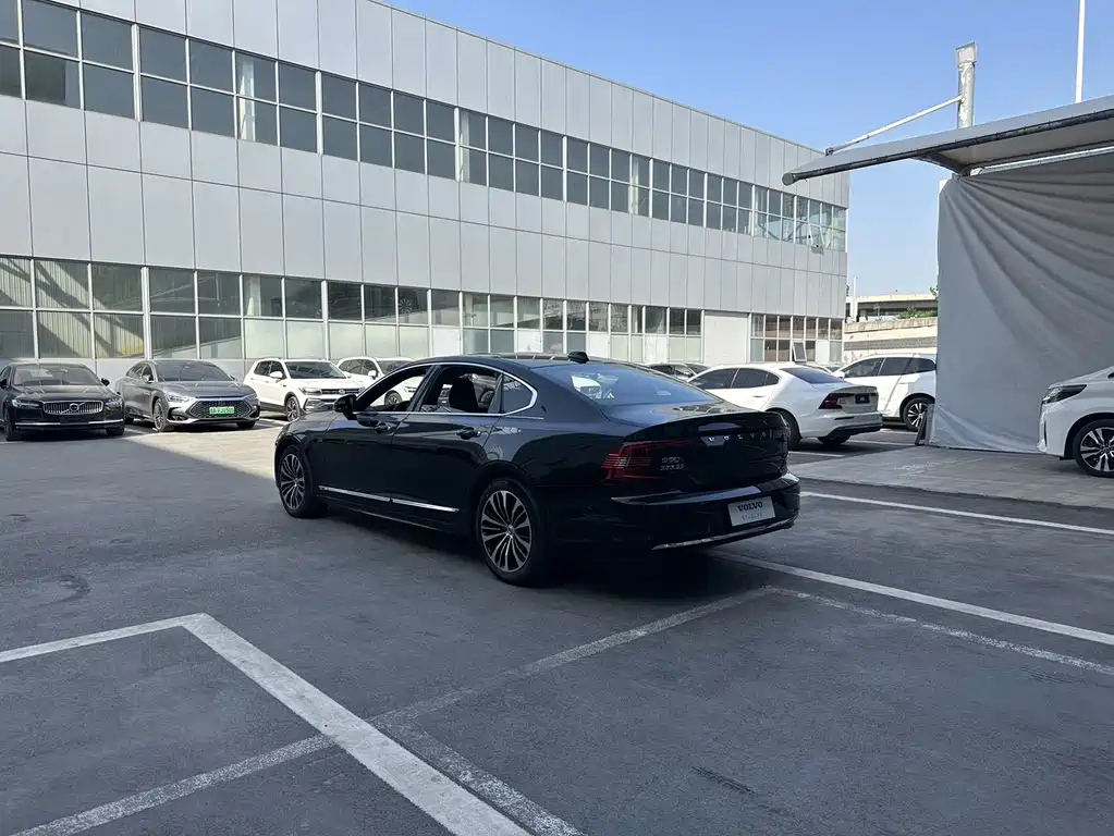 VOLVO S90 2023