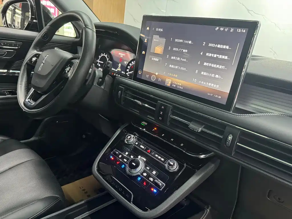 LINCOLN ADVENTURER 2020