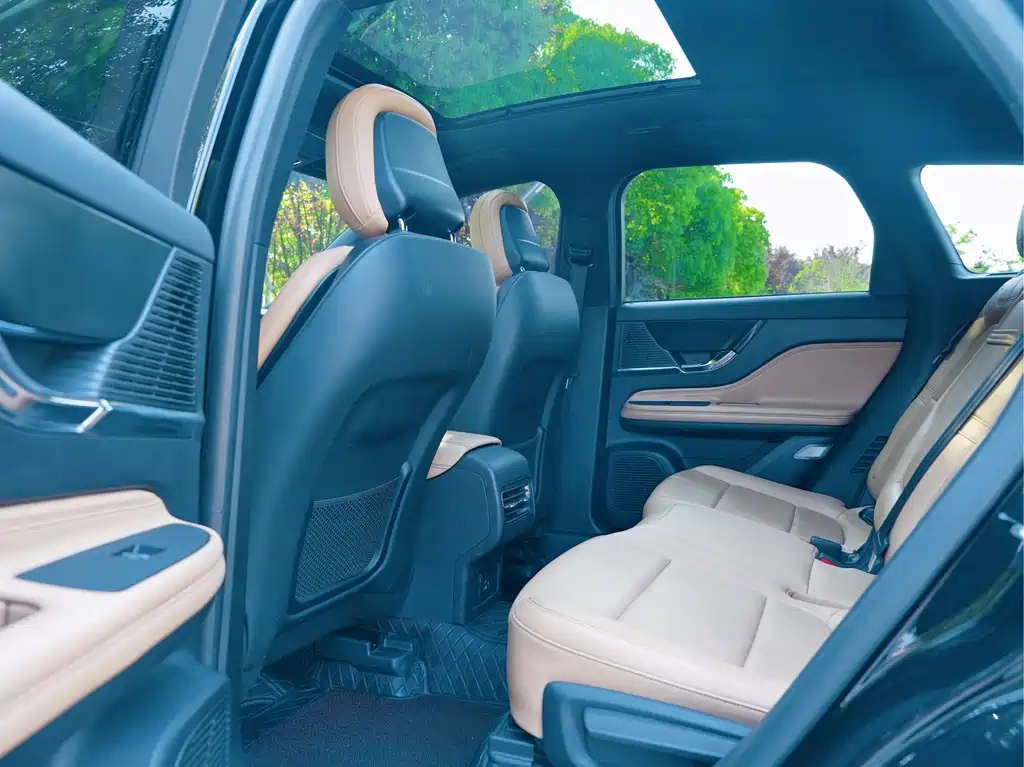 LINCOLN ADVENTURER 2020