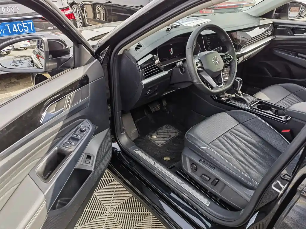 VOLKSWAGEN PASSAT 2023
