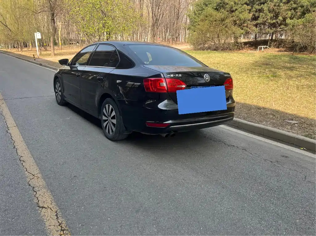 VOLKSWAGEN SAGITAR 2013