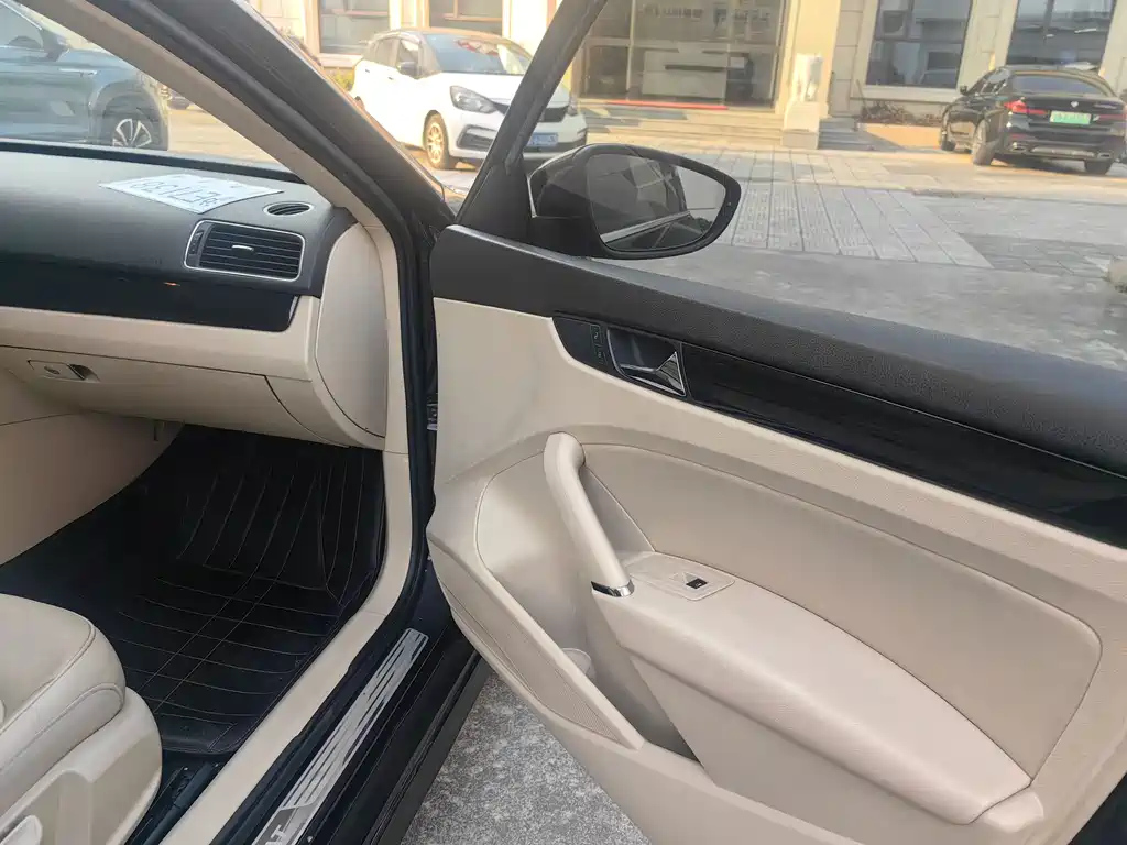 VOLKSWAGEN PASSAT 2013