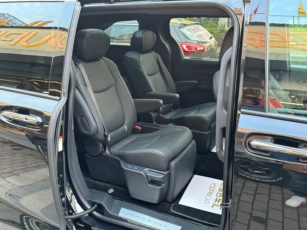 TOYOTA GRANVIA 2023