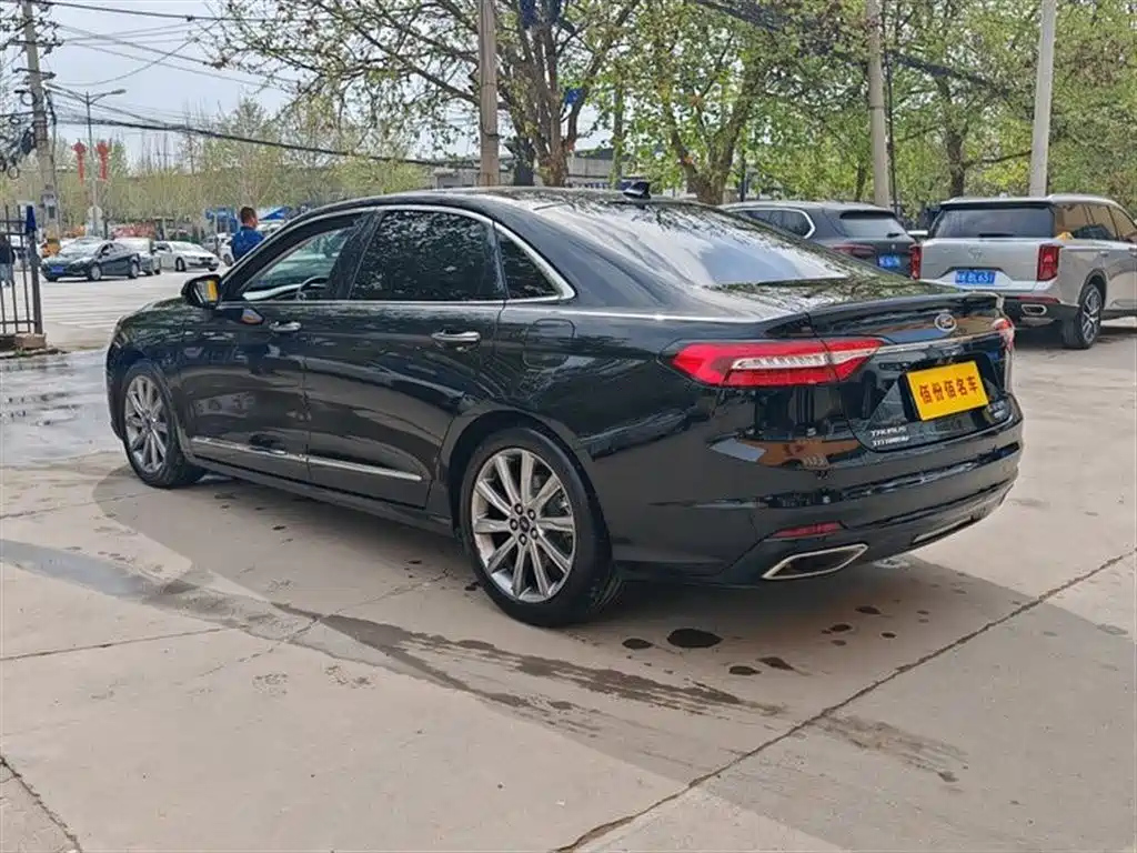 FORD TAURUS 2021