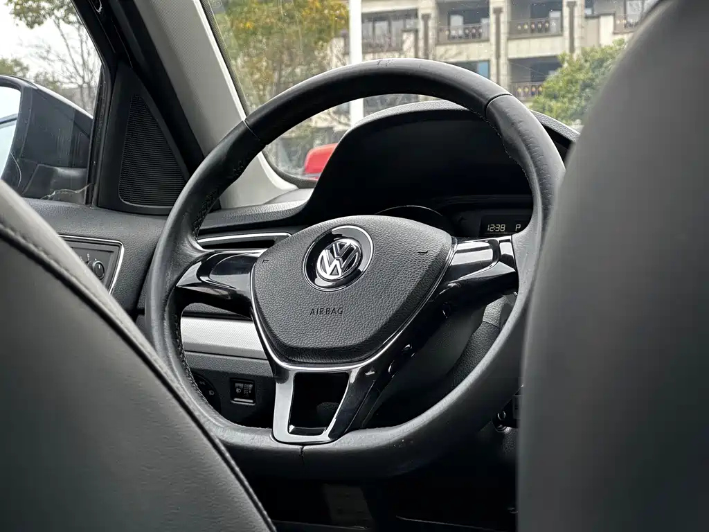 VOLKSWAGEN LAVIDA 2016