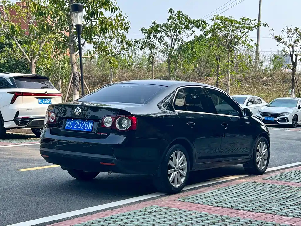 VOLKSWAGEN SAGITAR 2010