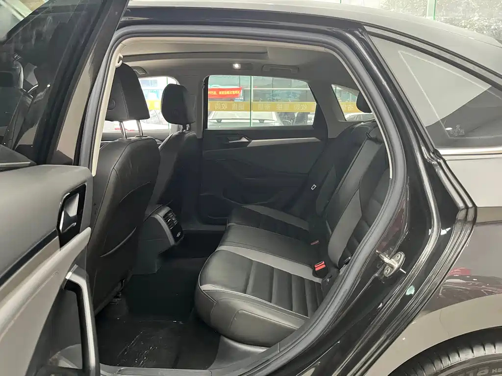 VOLKSWAGEN SAGITAR 2022