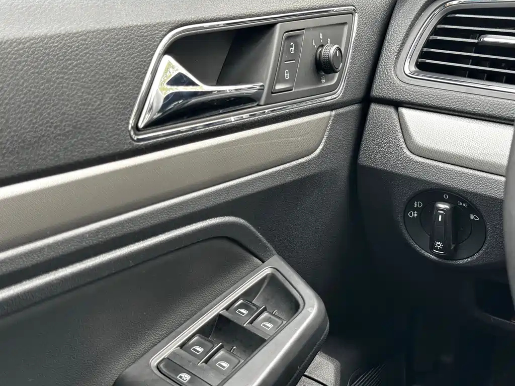 VOLKSWAGEN LAVIDA 2016