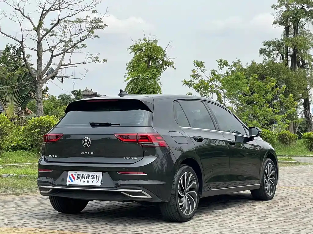 VOLKSWAGEN GOLF 2023