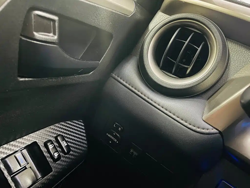 TOYOTA RAV4 RONGFANG 2015